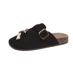 Zoccoli in pelle scamosciata nera stile Birkenstock con ciondoli e sughero.