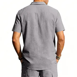 Vue arrière détaillée d'une chemise à manches courtes en lin gris respirant pour hommes en été