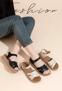 Primer plano de cómodas sandalias planas para mujer con suelas suaves antideslizantes