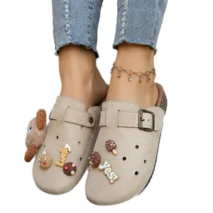 Zoccoli Birkenstock retrò con suola spessa da donna e simpatici ciondoli a cartone animato