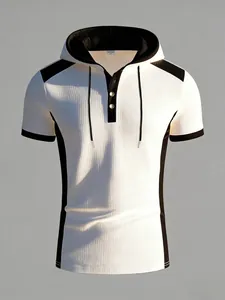 Sportliches Slim-Fit Herren-Kapuzen-T-Shirt mit schwarzen Kontrastbahnen und Textur