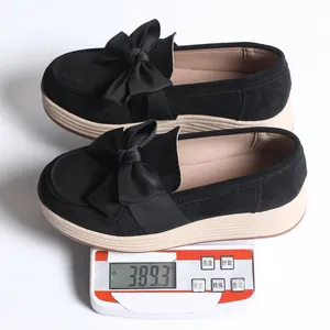 Leichte schwarze Wildleder-Plateau-Loafer mit Schleife wiegen 389,3 Gramm.