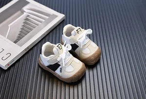Dettaglio ravvicinato di scarpe primi passi per neonati con suole morbide e panda