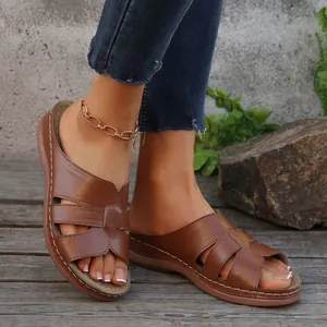 Sandalias de cuña marrones cómodas con modernas correas caladas y costuras blancas