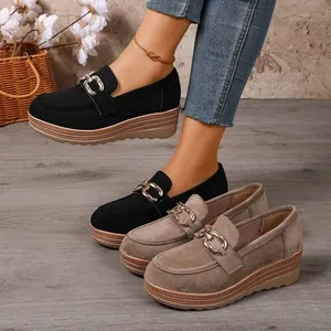 Detailansicht der modischen Plateau-Loafer aus Wildleder mit Metallschnalle in Schwarz