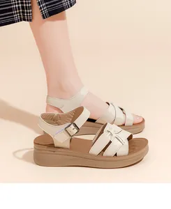 Vista lateral de sandalias beige con plataforma para mujer con suela suave y hebilla.