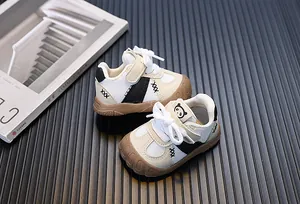 Dettaglio di scarpe per neonati in rete traspirante con simpatico motivo a panda