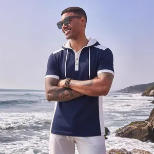 Detail eines schmal geschnittenen Herren-Kapuzen-T-Shirts mit Kontrastfarben