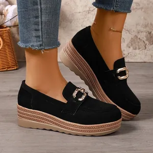 Detailansicht der schwarzen Damen-Plateau-Loafer mit goldener Schnalle und Stroh.