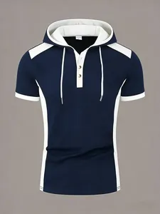 Detailansicht eines sportlichen schmal geschnittenen Herren-Kapuzen-T-Shirts in Marineblau