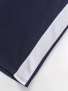 Detailansicht eines dunkelblauen Sport-T-Shirts mit weißem Kontraststreifen-Muster