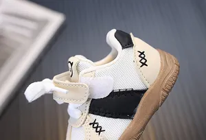 Primo piano della maglia traspirante e delle cuciture di scarpe primi passi