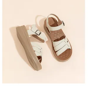 Detalle de sandalias blancas cómodas con plataforma y suela antideslizante para mujer