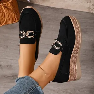 Detailansicht der schwarzen Wildleder-Plateau-Loafer für Damen mit Goldkettenakzent