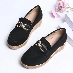 Detailansicht schwarzer Wildleder-Plateau-Loafer mit Goldkette und Keilabsatz
