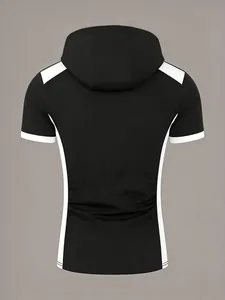 Rückansicht eines schwarz-weißen Sport-T-Shirts mit Kapuze für Männer im Slim Fit