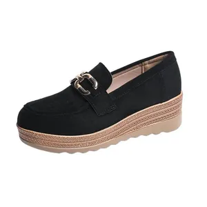 Stilvoller schwarzer Plateau-Loafer mit goldener Metallschnalle und geflochtener Sohle.
