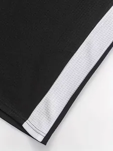 Detailaufnahme von schwarzem Sport-T-Shirt-Stoff mit strukturiertem Seitenstreifen