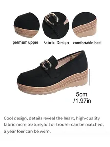 Detailansicht der schwarzen Plateau-Loafer mit 5 cm Absatz und goldener Schnalle