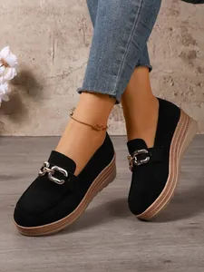 Detailansicht schwarzer Plateau-Loafer mit Metallkettenschnalle und geflochtener Sohle