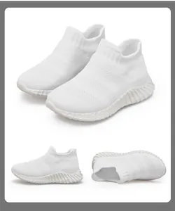 Λευκά παιδικά αθλητικά παπούτσια slip-on με αναπνεύσιμο πλέγμα και ανάγλυφη σόλα