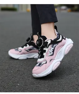 Vista detallada de zapatillas deportivas rosa para niñas con cierre giratorio.