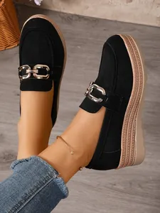 Detailansicht schwarzer Plateau-Loafer aus Wildleder mit eleganter goldener Kettenschnalle
