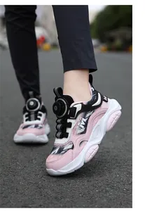 Vista detallada de zapatillas rosas para niña con sistema de hebilla giratoria