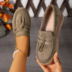 Detailansicht olivgrüner Damen-Plateau-Loafer aus Wildleder mit elegantem Quasten-Detail.
