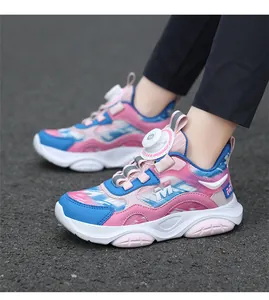 Vista detallada de las zapatillas chunky rosa y azul para niña con cierre giratorio