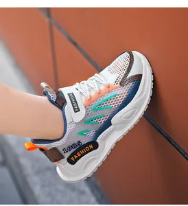 Vista detallada de las zapatillas deportivas transpirables de malla para niños en blanco y azul