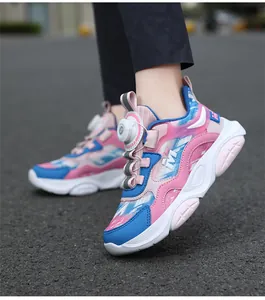 Primer plano de zapatillas chunky rosas y azules para niña con sistema de cierre