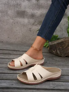 Sandalias de cuña beige cómodas para mujer, chanclas de verano con diseño calado chic.