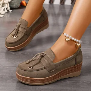Detailansicht Damen Wildleder Plateau Slipper mit geflochtener Sohle und Schnürsenkeln