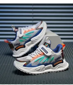 Vista detallada de zapatillas de malla transpirable para niños con detalles de colores