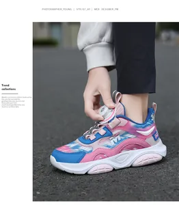 Detalle de las zapatillas rosas y azules para niña con sistema de cierre giratorio