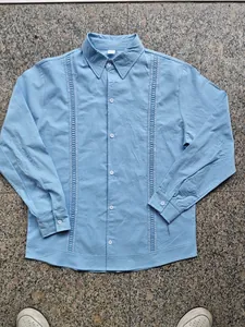 Chemise en lin bleu clair pour hommes avec empiècements brodés ethniques verticaux.