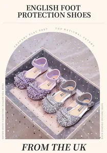 Chaussures de princesse ornées de strass et cristaux pour filles en mauve et argent.