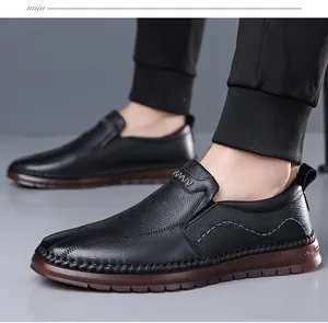 Nahaufnahme von schwarzen Herren-Slippern aus echtem Leder mit einer weichen, robusten Sohle