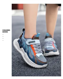 Primer plano de zapatillas de malla transpirables azul y blanco para niños usadas por un niño.