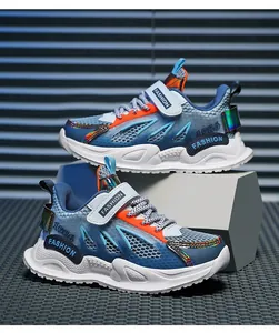 Zapatillas de running para niños de malla transpirable en azul y blanco en estudio