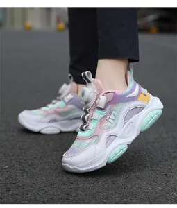 Vista detallada de zapatillas coloridas para niñas con sistema de cierre de hebilla giratoria