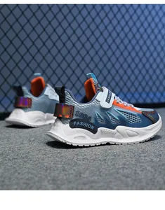 Vista lateral de zapatillas de malla para niños en azul y naranja con suela blanca gruesa.