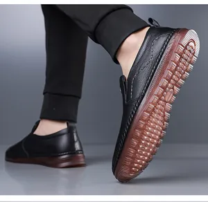 Detailansicht der rutschfesten Sohle und der hochwertigen Lederstruktur dieser Herren-Slipper
