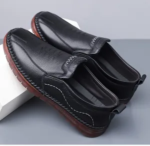 Nahaufnahme hochwertiger schwarzer Leder-Loafer aus Rindsleder mit weicher Sohle