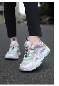 Primer plano de zapatillas tipo chunky para niña en tonos pastel con sistema de cierre de disco.