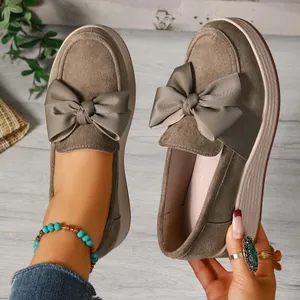 Detailansicht der taupefarbenen Damen-Loafer aus Wildleder mit Schleife und dicker Sohle