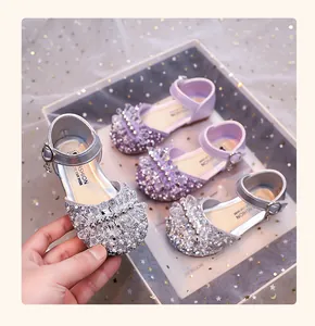 Vue détaillée des chaussures de princesse pour filles avec strass et perles.