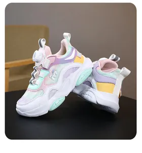Primer plano de zapatillas coloridas para niñas con práctico cierre giratorio