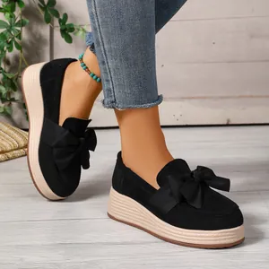 Detailansicht der schwarzen Wildleder-Plateau-Loafer mit großer Schleife für Damen